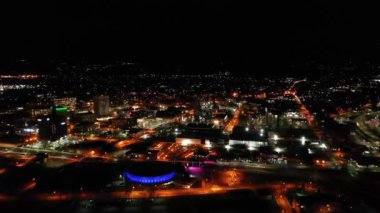 Gece Utica, New York Eyaleti, Şehir merkezi, Şehir Işıkları, Drone View