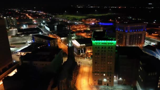 Utica Noche Estado Nueva York Centro Luces Ciudad Vista Aérea — Vídeo de stock