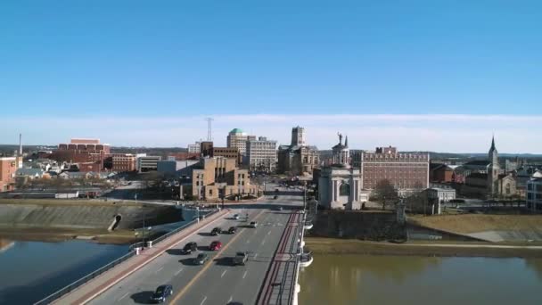 Hamilton Ohio Downtown Aerial View High Street Bridge — Stockvideo