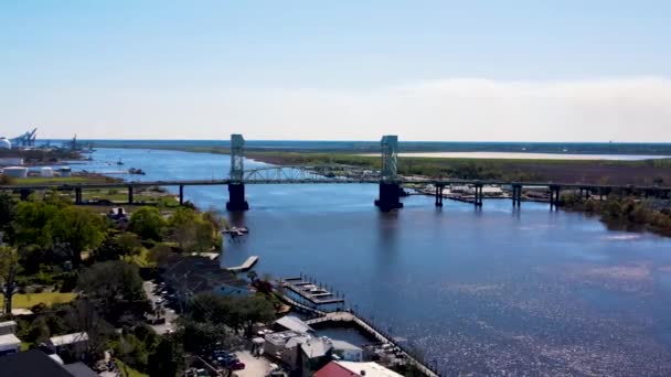 Wilmington Carolina Del Norte Cape Fear Memorial Bridge Vista Aérea — Vídeos de Stock
