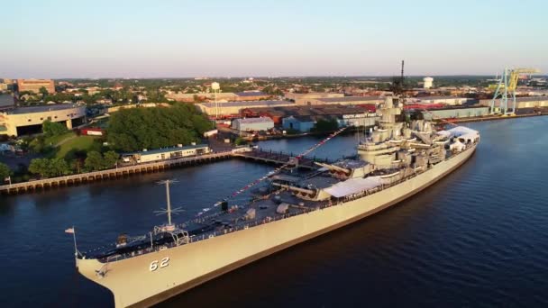 Camden Battleship New Jersey Aerial View Delaware River — 图库视频影像