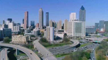 Atlanta üzerinde uçan hava, şehir merkezi, inanılmaz şehir manzarası, Georgia