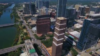 Austin üzerinde uçan hava, şehir merkezi, Teksas, Colorado nehri.