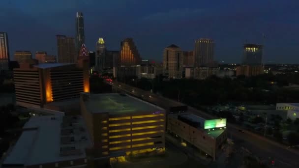 空中飞越夜晚奥斯汀 德克萨斯州市中心 科罗拉多河 — 图库视频影像