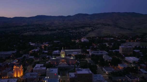 Vuelo Aéreo Sobre Noche Boise Idaho State Capitol Centro Luces — Vídeo de stock