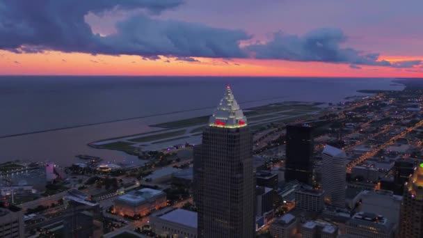 Vuelo Aéreo Por Noche Cleveland Ohio Lake Erie Downtown — Vídeo de stock