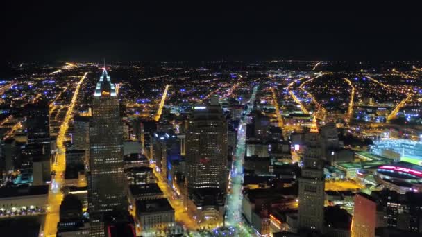 俄亥俄州城市奇景镇 克利夫兰市中心 空中飞越夜空 — 图库视频影像