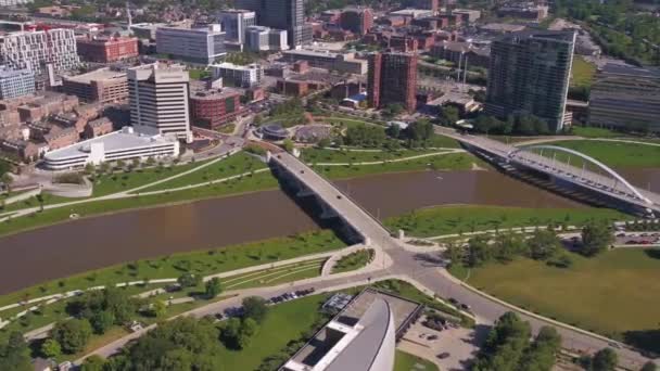 Vuelo Aéreo Sobre Columbus Ohio Scioto River Downtown — Vídeo de stock