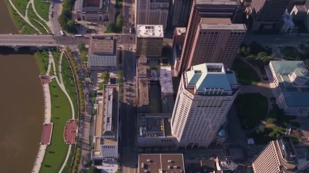 Aerial Flying Columbus Scioto River Downtown Ohio — Stockvideo