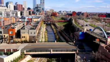 Denver, Colorado, Downtown, South Platte Nehri üzerinde uçan hava aracı