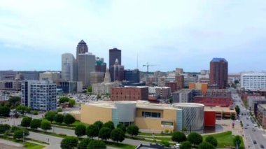 Des Moines üzerinde uçan hava, inanılmaz şehir manzarası, şehir merkezi, Iowa