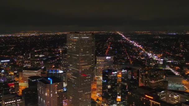 Aereo Che Vola Sopra Notte Denver Colorado Centro Città Paesaggio — Video Stock