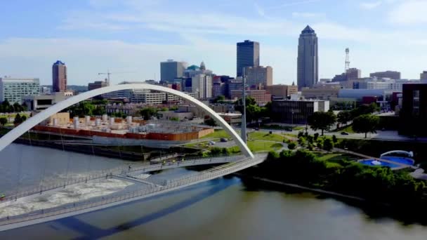 Aerial Flying Des Moines Iowa Women Achievement Bridge Downtown — Stockvideo