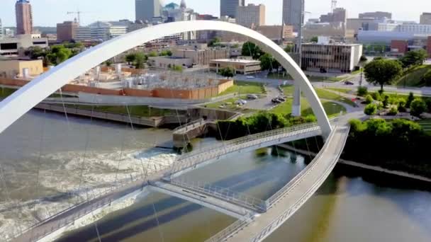 Aerial Flying Des Moines Downtown Iowa Women Achievement Bridge — Vídeo de Stock