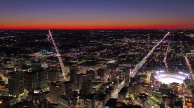 Gece Detroit, Michigan, Şehir Merkezi, Şehir Işıkları Üzerinde Uçan Hava