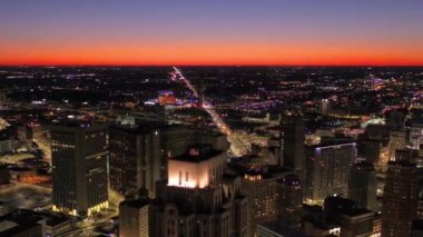 Gece Detroit, Şehir Merkezi, Michigan, Şehir Işıkları Üzerinde Hava Uçuşu
