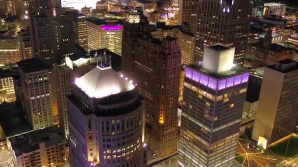 Voando Aéreo Sobre Noite Detroit Michigan Downtown Cidade Surpreendente — Vídeo de Stock
