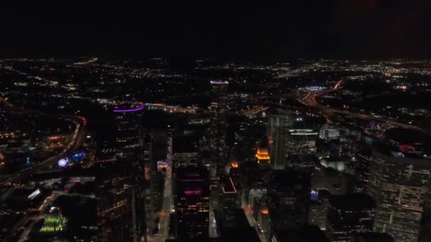 비행기로 나이트 휴스턴 상공을 날아가는 텍사스주의 어메이징 스케이프 다운타운 — 비디오