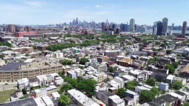 Jersey City, New Jersey 'de Uçan Hava, İnanılmaz Şehir, Köy