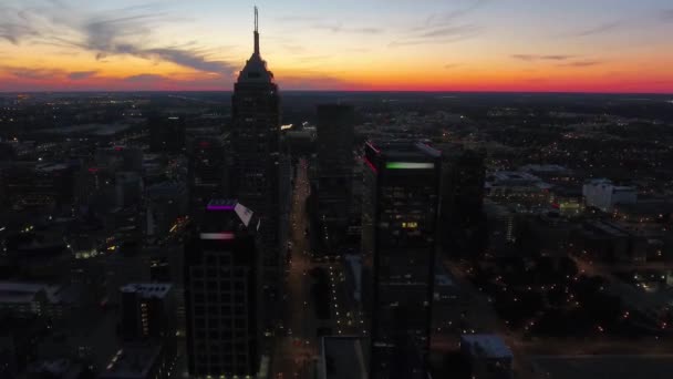 Vuelo Aéreo Durante Noche Indianápolis Indiana Centro Luces Ciudad — Vídeos de Stock