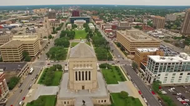 Aerial Flying Indianapolis Indiana World War Memorial Downtown — стокове відео