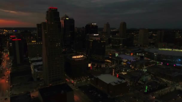 Vuelo Aéreo Sobre Noche Kansas City Hermoso Paisaje Urbano Missouri — Vídeo de stock