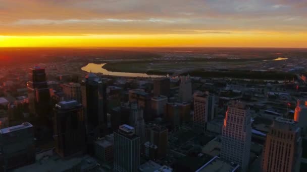 Sunset Kansas City Missouri Aerial Flying Downtown Amazing Cityscape — ストック動画