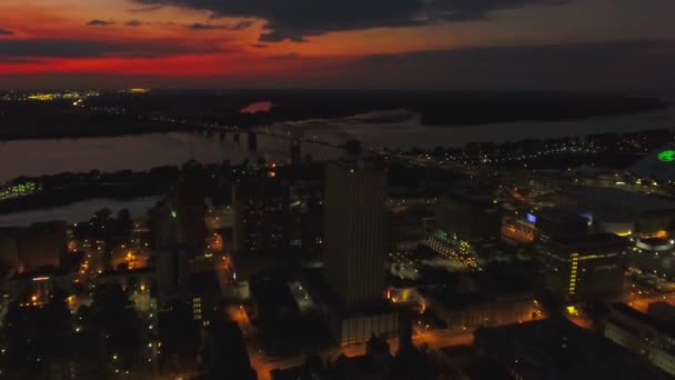 ミシシッピ川テネシー州ダウンタウンの夜のメンフィス上空を飛行 — ストック動画