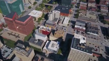 Omaha üzerinde uçan hava, Nebraska, inanılmaz şehir manzarası, şehir merkezi.