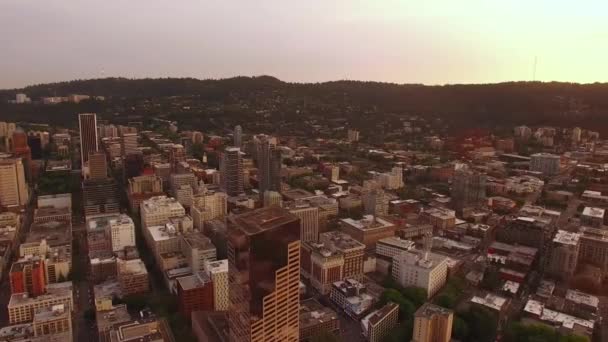 ポートランド オレゴン州 ダウンタウン アメージングシティの上空を飛ぶ — ストック動画