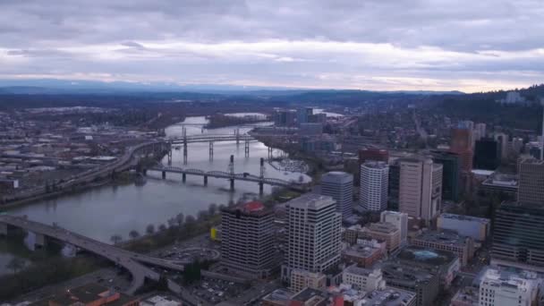 Aereo Sorvolando Portland Oregon Willamette River Downtown — Video Stock