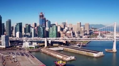 San Francisco, California, şehir merkezi, San Francisco Körfezi üzerinde uçan hava aracı