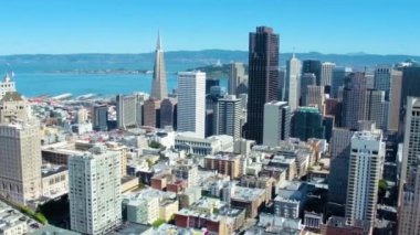 San Francisco üzerinde uçan hava, şehir merkezi, inanılmaz şehir manzarası, California
