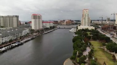 Tampa, Florida, Hillsborough Nehri üzerinde uçan hava aracı.