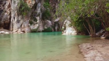 Kristal berrak su ile Dağ Gölü, Havadan Uçma, Doğa, İnanılmaz Manzara