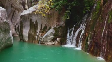 Kristal berrak su ile Dağ Gölü, Doğa, İnanılmaz Manzara, Hava Uçuşu