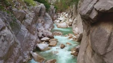 Dağ Kanyonu Tüneli 'ndeki Nehir, İnanılmaz Manzara, Hava Uçuşu, Doğa