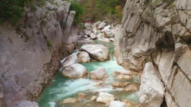 Dağ Kanyonu Tüneli, Hava Uçuşu, Doğa, İnanılmaz Manzara, Nehir Akıntısı