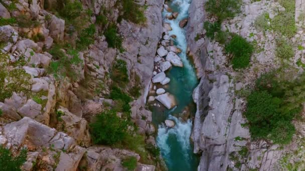 Desfiladeiro Montanha Voar Aéreo Rio Rapids Natureza Paisagem Incrível — Vídeo de Stock