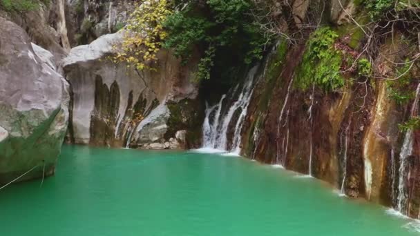 高山湖有清澈的水晶水 迷人的风景 空中飞行 — 图库视频影像