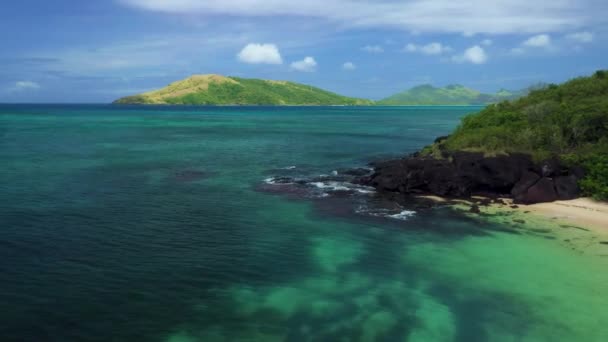 Fiji Selva Tropical Océano Pacífico Arrecifes Rocosos Vuelo Aéreo — Vídeos de Stock