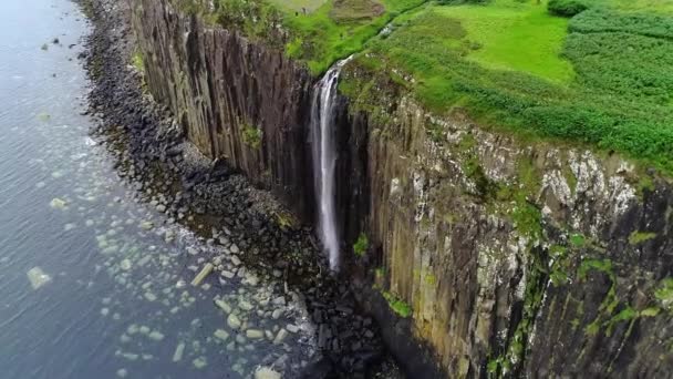 Schottland Kilt Rock Und Mealt Falls Aerial Fliegen Isle Skye — Stockvideo