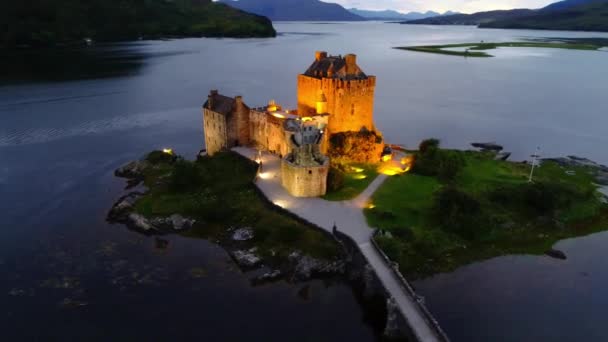 Wieczór Nad Zamkiem Eilean Donan Szkocja Latanie Lotnicze Wyżyna Zachodnia — Wideo stockowe