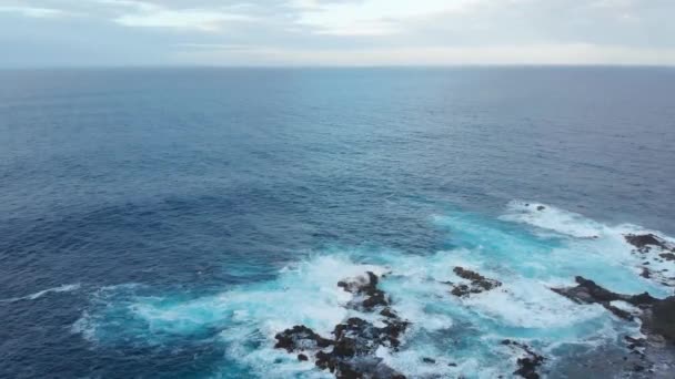 Aereo Che Vola Sopra Onde Dell Oceano Blu Bellissimo Paesaggio — Video Stock