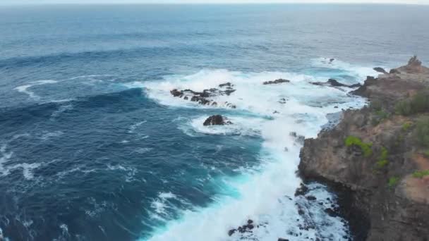 Letecké Létání Nad Blue Ocean Waves Krásná Krajina Skalnaté Útesy — Stock video