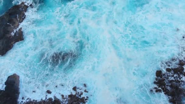 Voando Aéreo Sobre Ondas Oceano Azul Bela Paisagem Recifes Rochosos — Vídeo de Stock