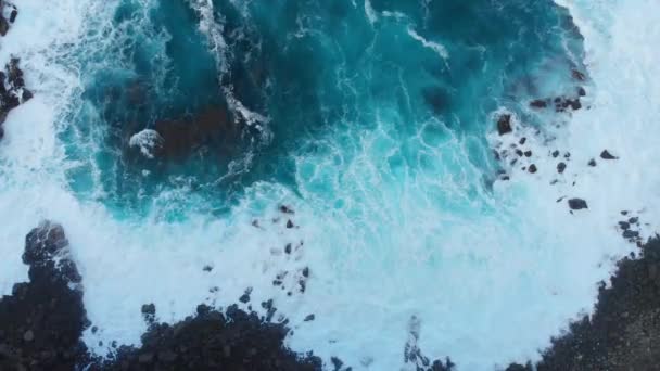 Aereo Che Vola Sopra Onde Blu Dell Oceano Scogliere Rocciose — Video Stock