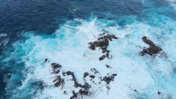 Letecké Létání Nad Blue Ocean Waves Skalnaté Útesy Krásná Krajina — Stock video