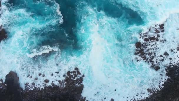 Letecké Létání Nad Blue Ocean Waves Skalnaté Útesy Krásná Krajina — Stock video