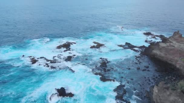 Aereo Che Vola Sopra Onde Blu Dell Oceano Scogliere Rocciose — Video Stock